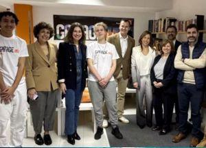 La alcaldesa de Zaragoza visita el GarageLab del Centro Sociolaboral Casco Viejo promovido por Fundación Orange